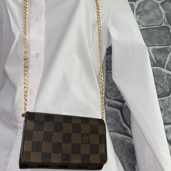 Authentic Louis Vuitton Damier Bifold Zippy Wallet - Picture 5 of 16